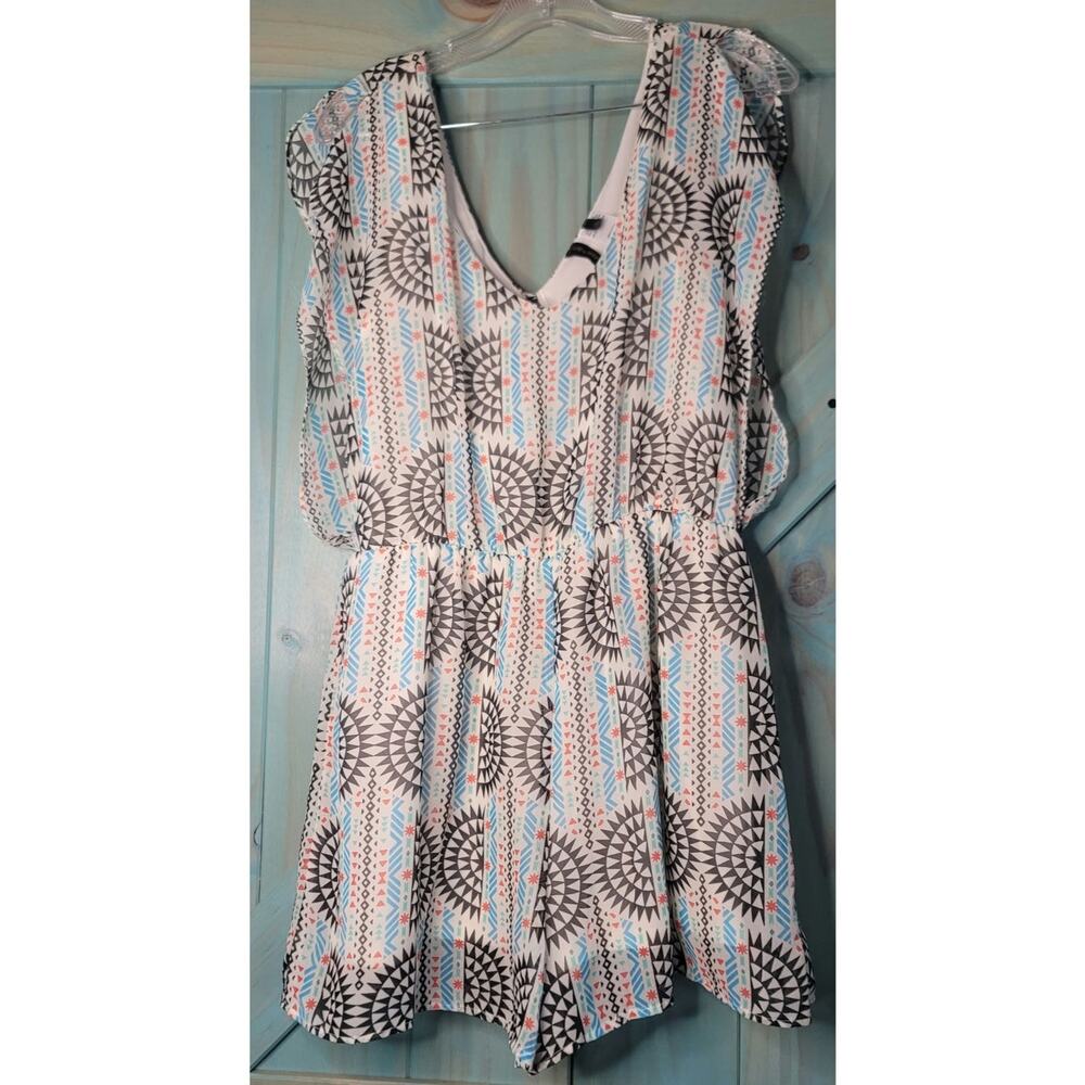 Want and Need White Geometric Print Romper V-neck and Back Elasticized Waist XL